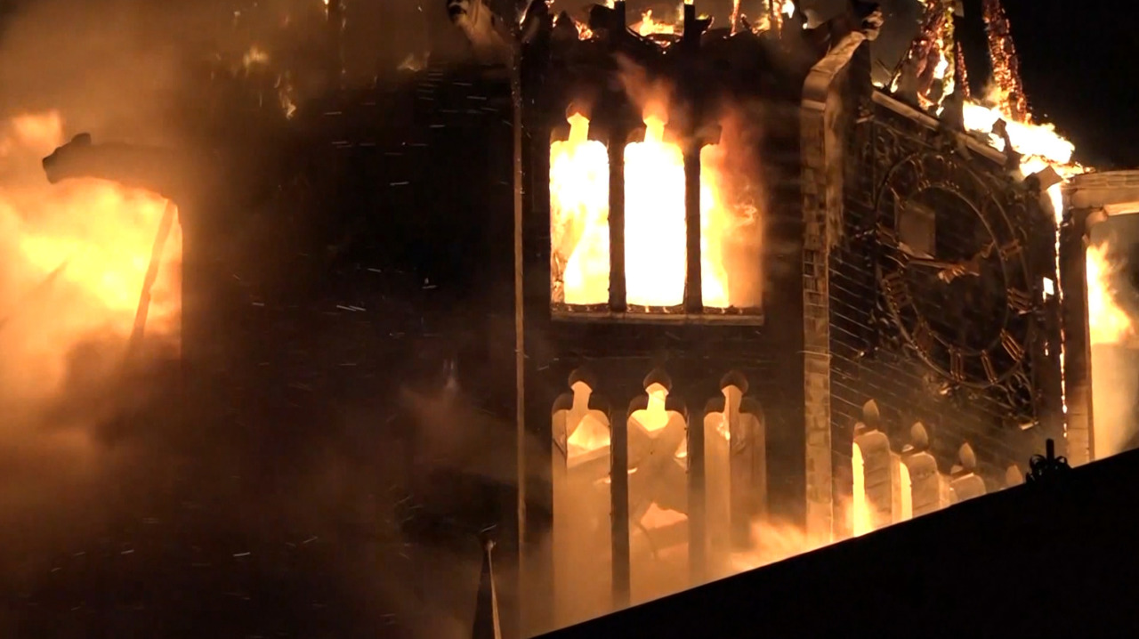 Amsterdam: Monument religios din 1872 ars în timpul celei mai violente nopți de Revelion din ultimii ani