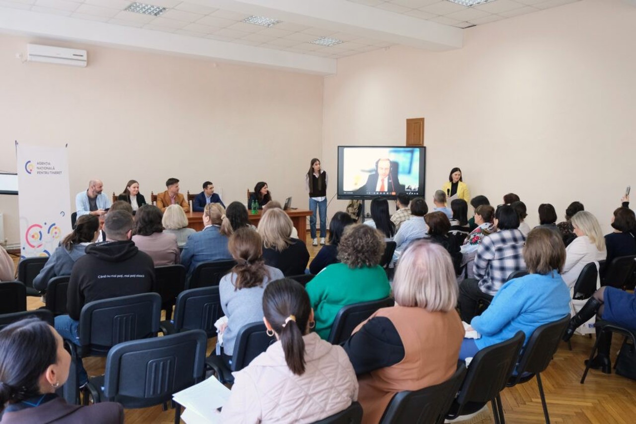 tineret.gov.md / Participanții, în procesul de lucru, schimb de idei și bune practici