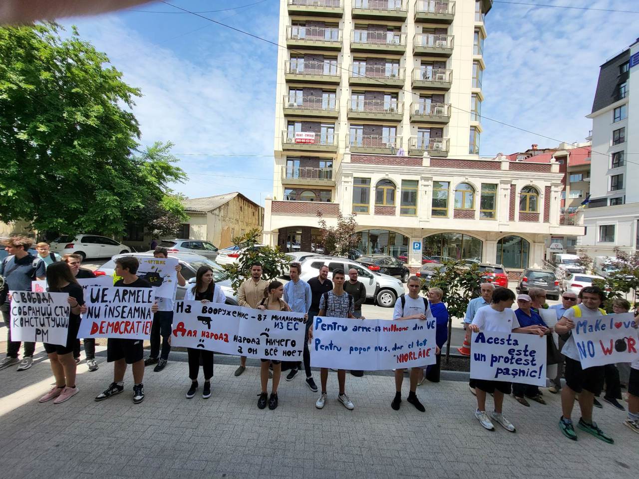 Партия "Renaștere" организовала акцию протеста перед зданием миссии ЕС в Республике Молдова. Реакция властей
