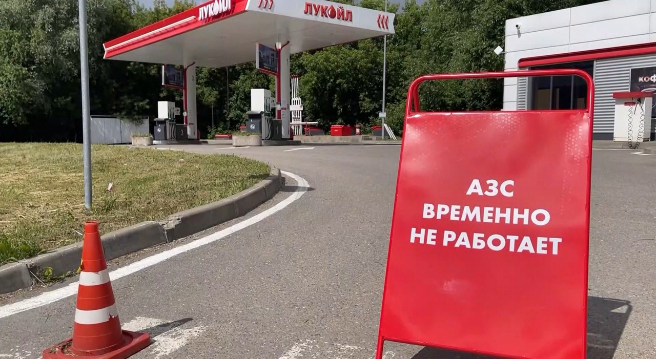 Atacurile asupra rafinăriilor lasă Rusia fără benzină: Prețurile s-au triplat, iar șoferii primesc combustibil cu rugină