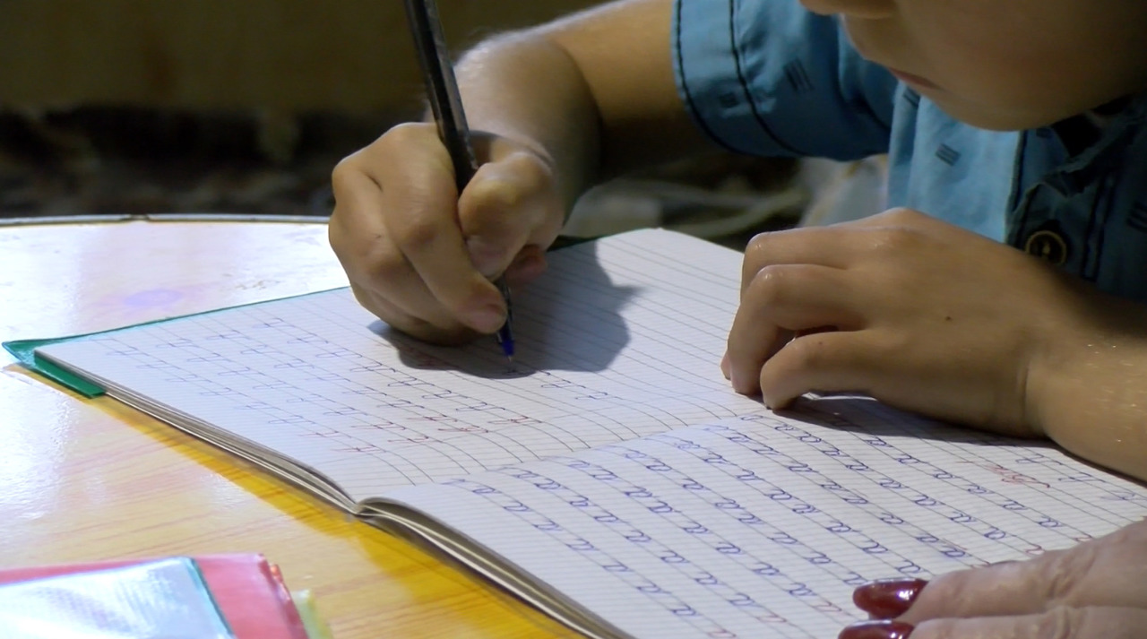 Sacrificiul din spatele migrației: bunicii devin părinți pentru a doua oară. „Când o să vă duceți în lume, să vă aduceți aminte de bunica”