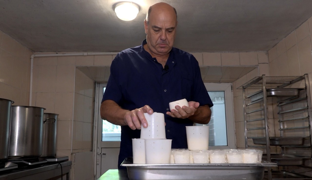 Doi francezi, cuceriți de tradițiile moldovenești, au ales să rămână în R. Moldova: produc cașcaval și cresc legume, la Horodiște