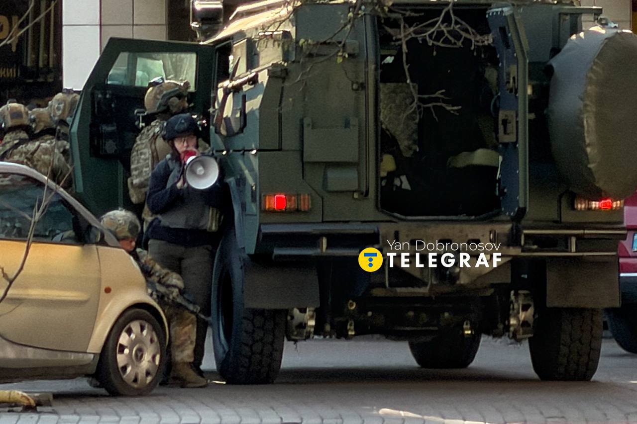 Atac armat la Kiev: Mai multe persoane au fost împușcate, agresorul – lichidat