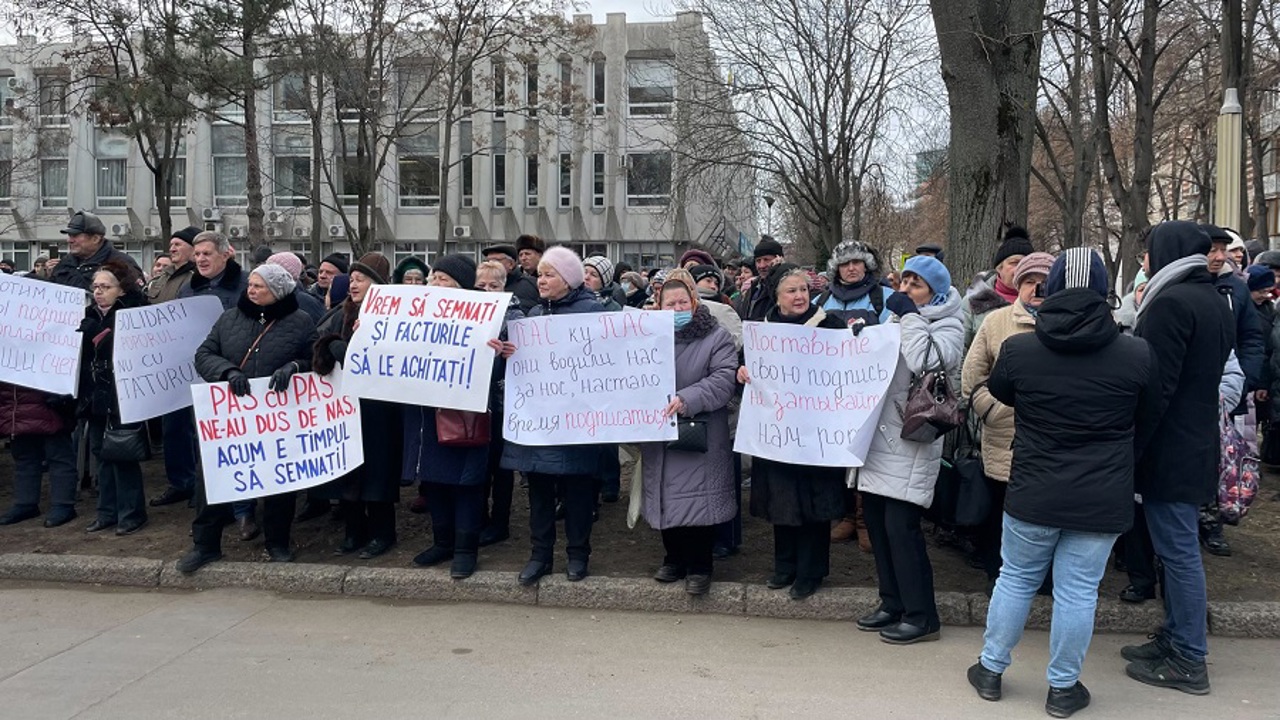 Protest în fața Parlamentului: Simpatizanții PSRM și Mișcării pentru Popor cer alegeri anticipate