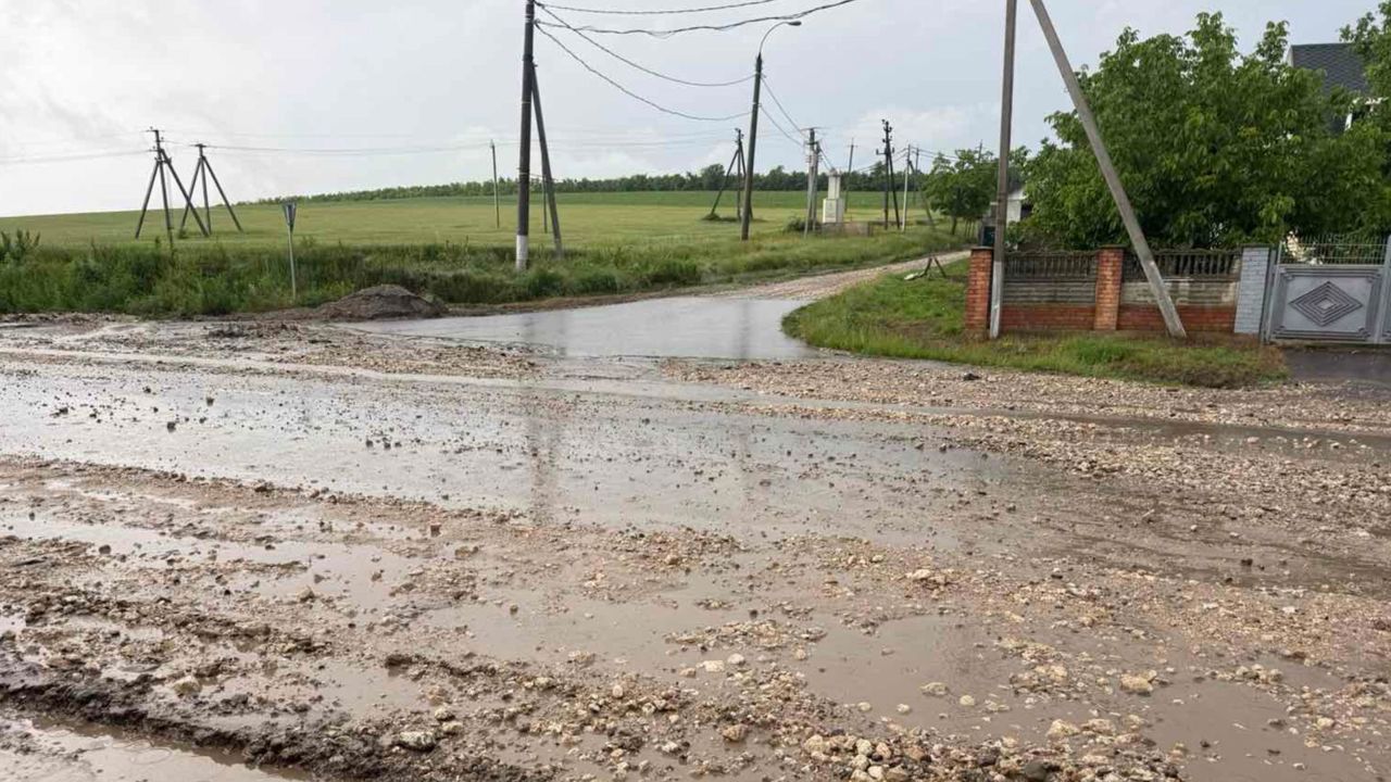 Drumarii intervin la înlăturarea consecințelor ploilor: Coduri galben și portocaliu de scurgeri
