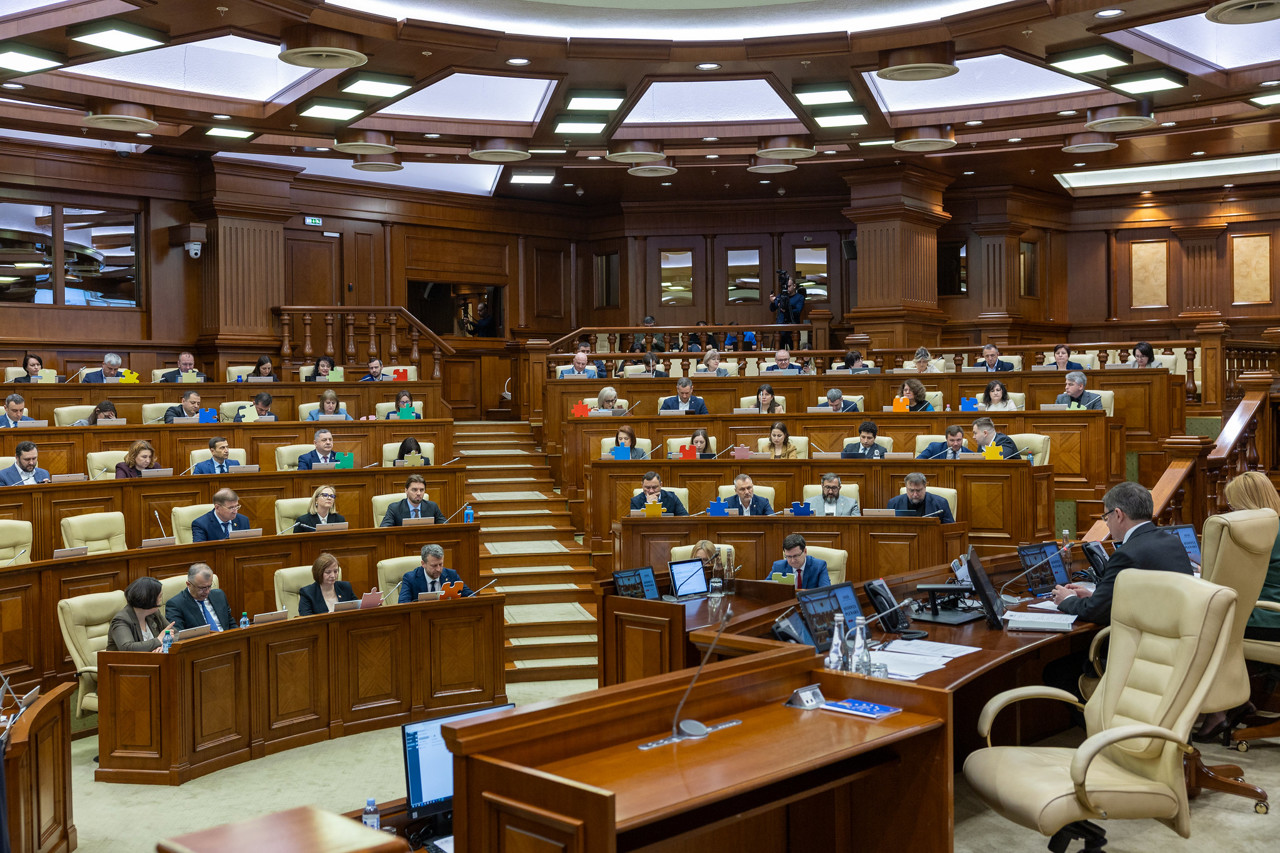 Scandalul mitei de 400.000 de dolari a ajuns în plenul Parlamentului