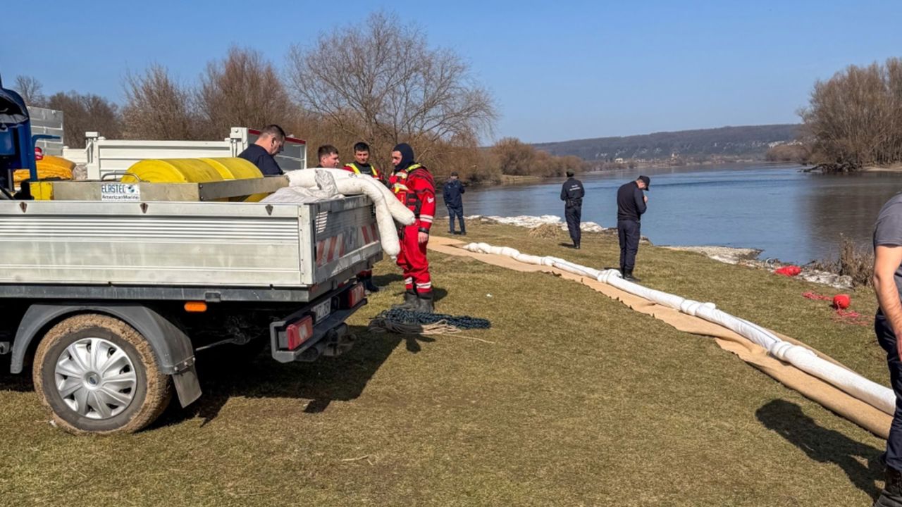 „Calitatea apei în nordul țării s-a îmbunătățit”: Două baraje instalate pe Nistru pentru a absorbi petrolul