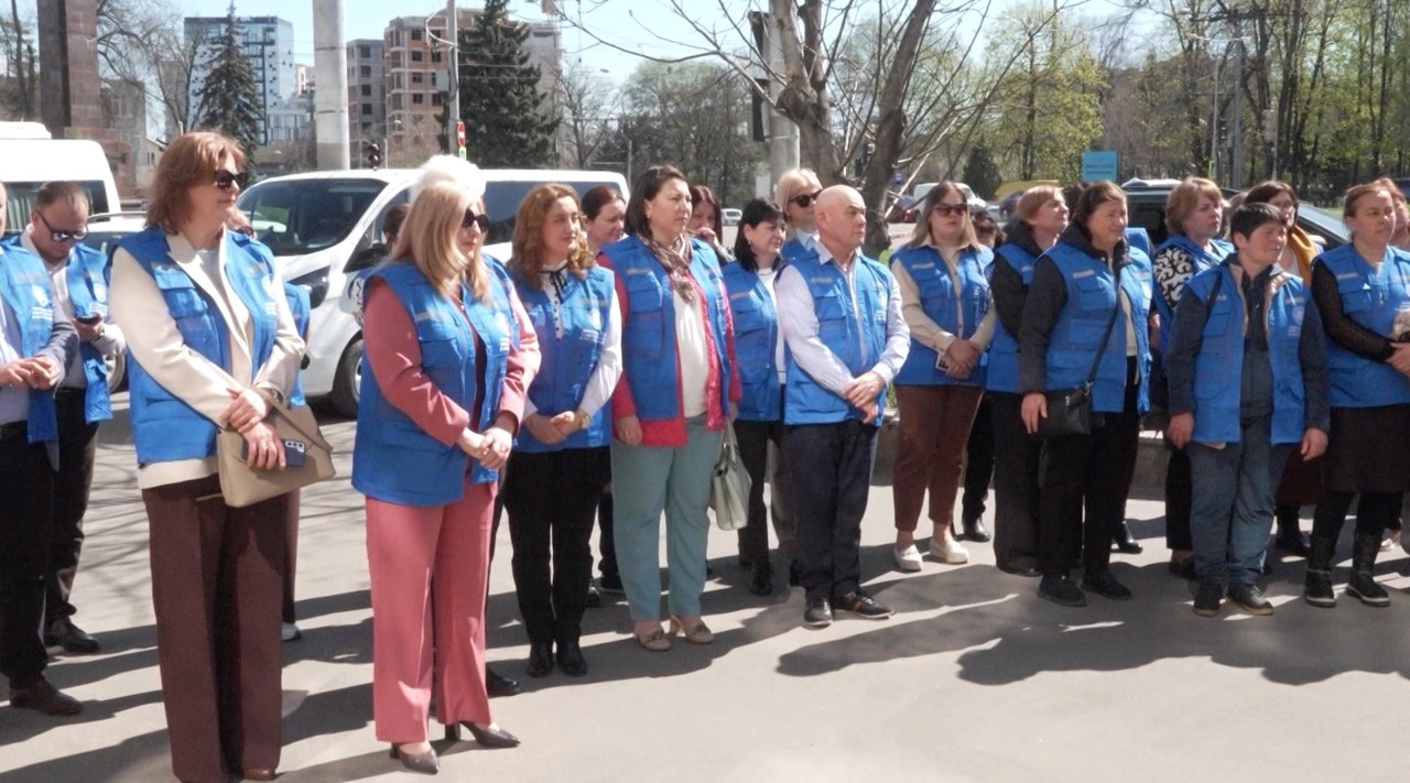 Lucrătorii sociali vor purta veste speciale: Vor fi ușor recunoscuți de cei care au nevoie de ajutor