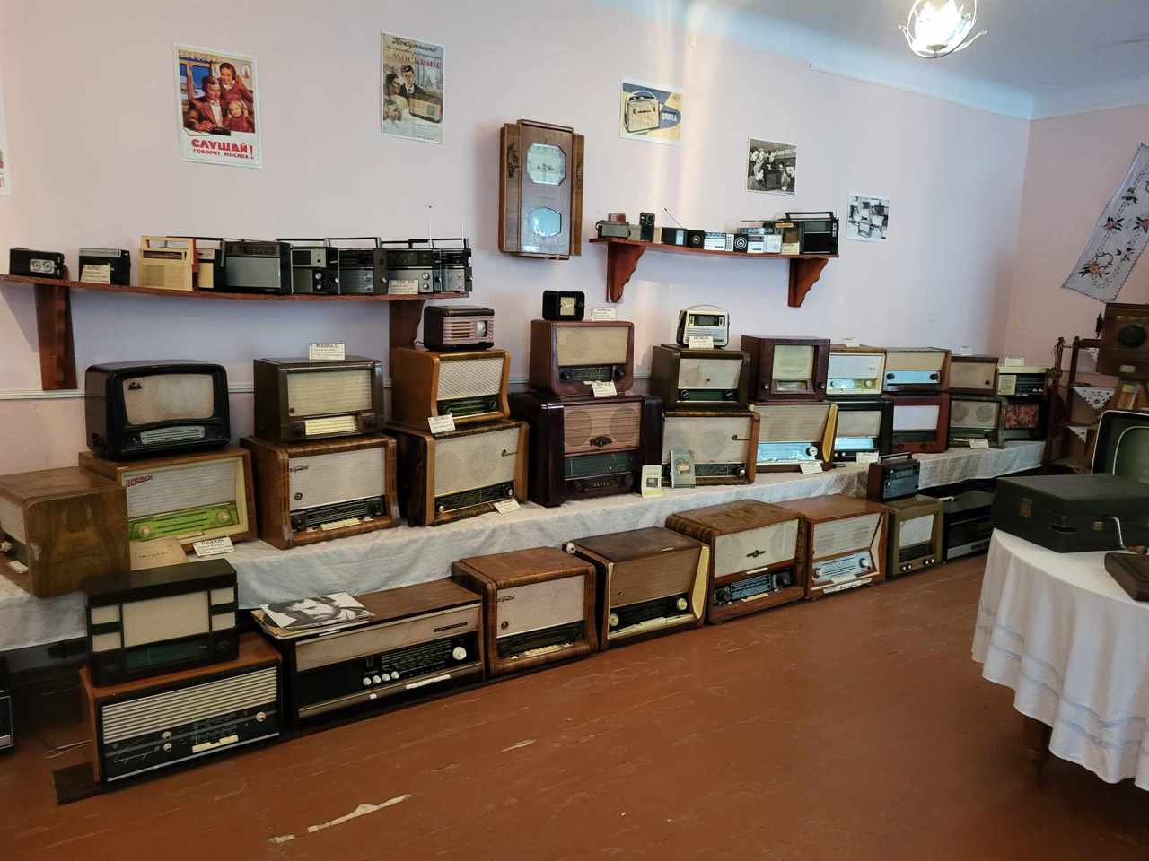 FOTO Cristian Gropa, colecționarul din raionul Dondușeni, care dispune de o impresionantă colecție de aparate de radio vechi 