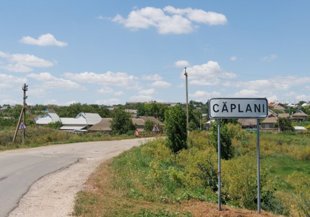 Firma fiului și soției primarului din Căplani, prestatoare de servicii pentru primăria locală. ANI verifică un posibil conflict de interese