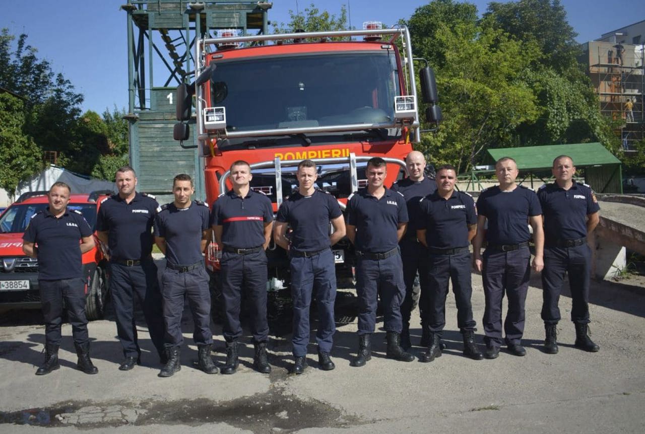 A contingent of 40 firefighters left for the south of France