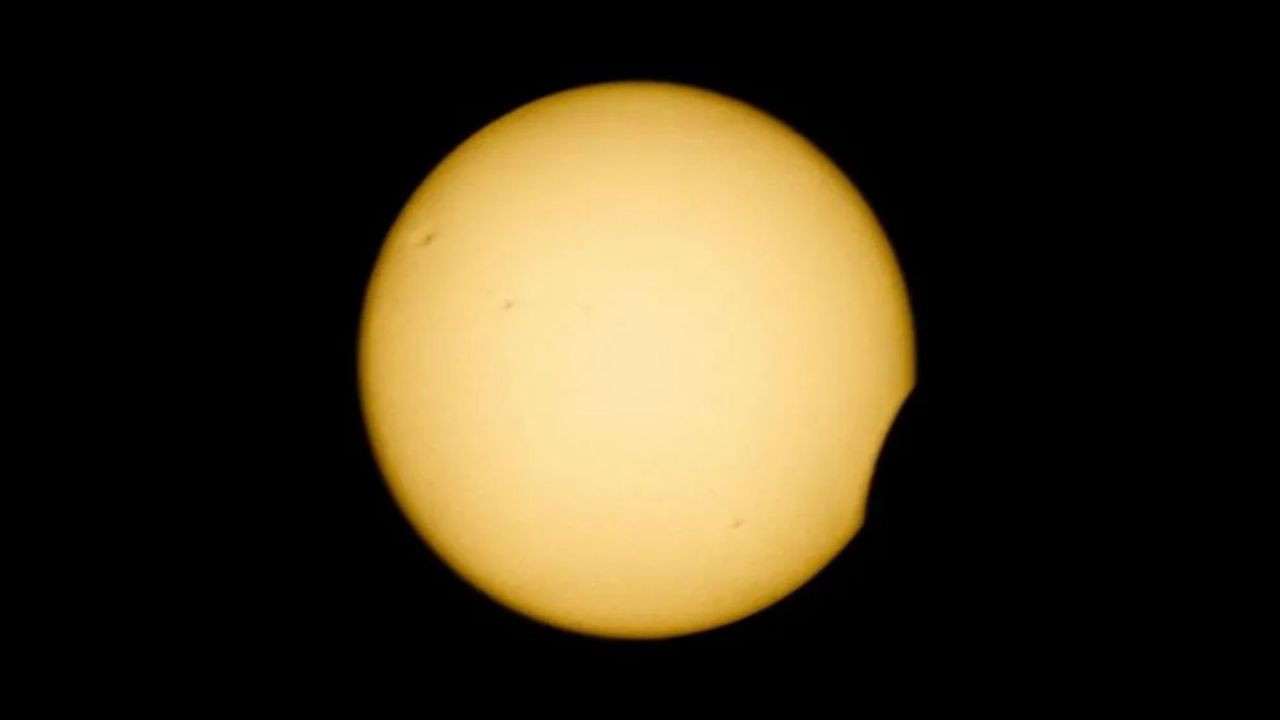 BBC / Luna și-a început trecerea peste discul Soarelui, în timpul eclipsei parțiale, așa cum a fost observată din Asten, Țările de Jos