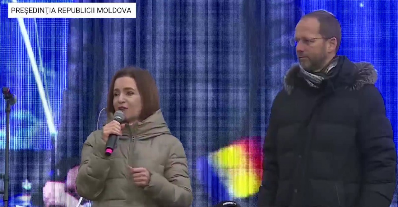 Maia Sandu and Janis Mazeiks, in front of the people gathered at the "Celebrating European Moldova" event