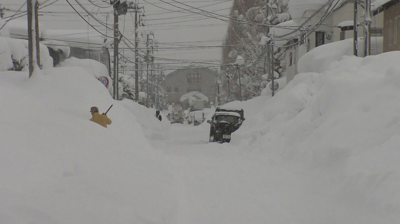 Historic snowfall in Japan leaves 14 dead and thousands stranded