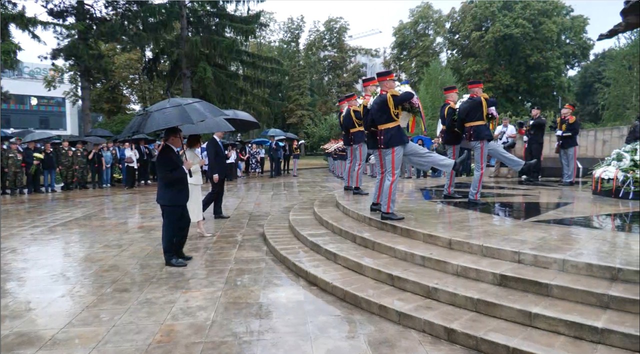 Omagiu de Ziua Independenței: Minut de reculegere, salve de armă și depuneri de flori la Complexul Memorial „Eternitate”