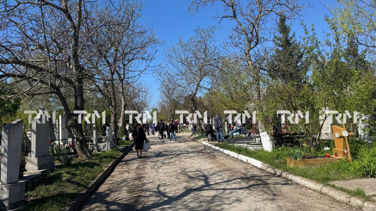 Cu flori, pomeni și amintiri, oamenii au mers la cimitire, de Paștele Blajinilor, să îi pomenească pe cei decedați