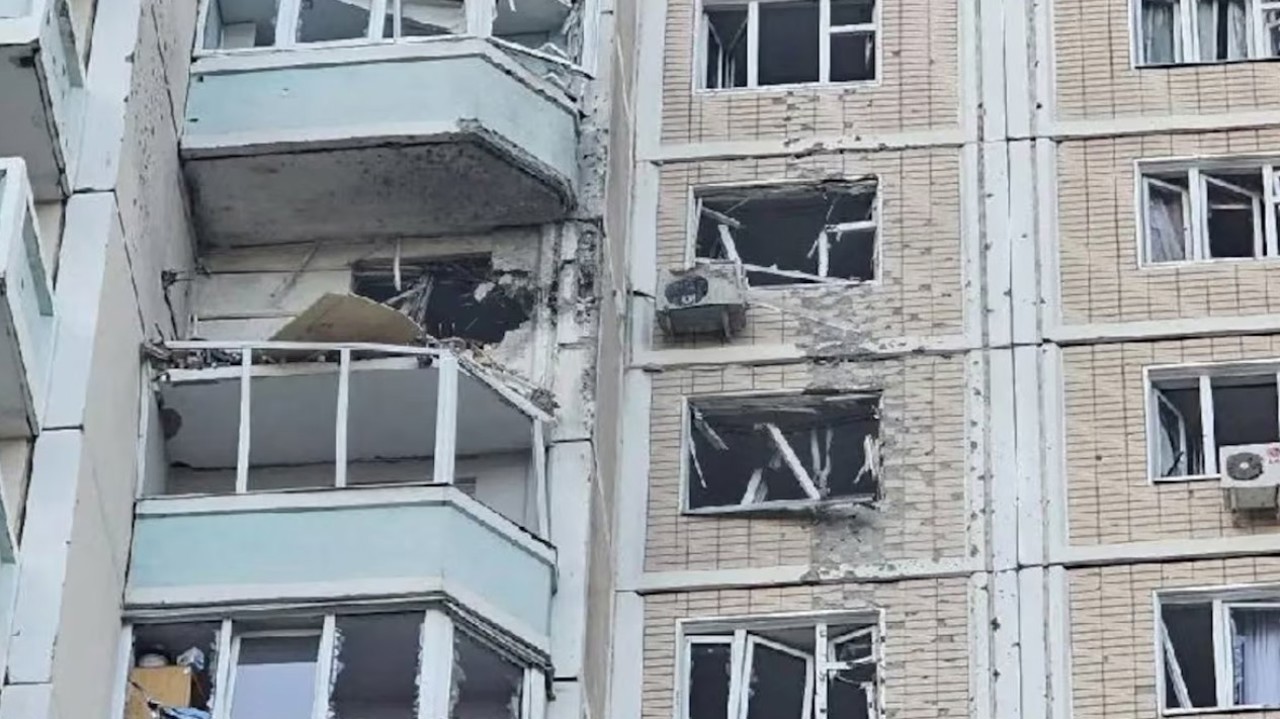 Масштабная атака ВСУ на Москву и область:  попадание по многоэтажкам и НПЗ, трое погибших