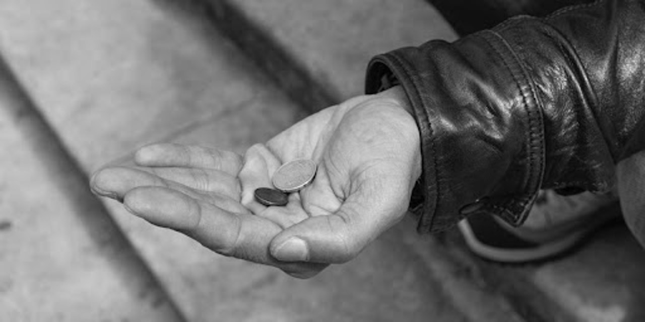 Mințeau că au dizabilitate locomotorie și cerșeau în capitală. Doi bărbați, amendați