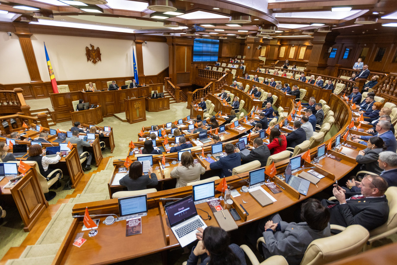 Cazul platformei TUX a reaprins disputele în Parlament: socialiștii au cerut instituirea unei comisii de anchetă 