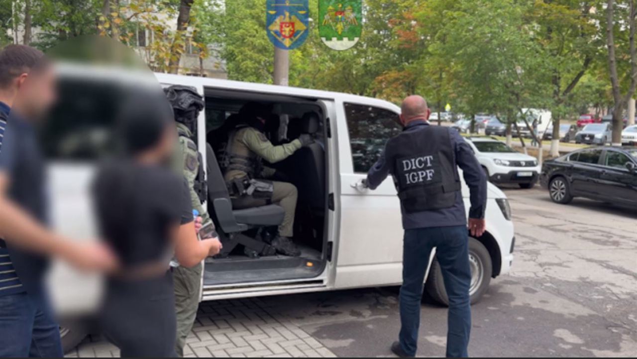 Trafic de ființe umane la Chișinău: Un cuplu, reținut de procurorii PCCOCS
