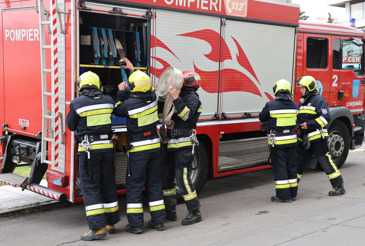 Incendiu într-un bloc de locuințe din Chișinău: 15 persoane, inclusiv copii, evacuate de pompieri