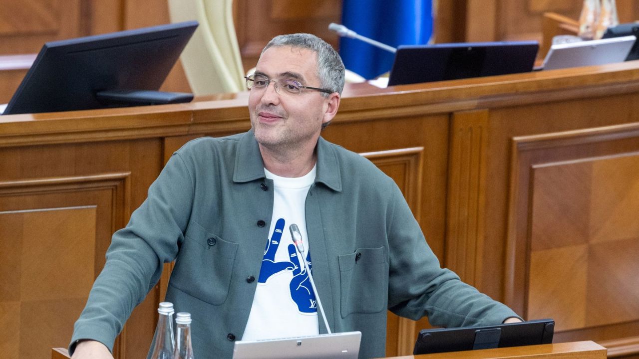 Declarație anti-fumat adoptată în Parlament, pe fundalul replicilor ironice ale lui Renato Usatîi