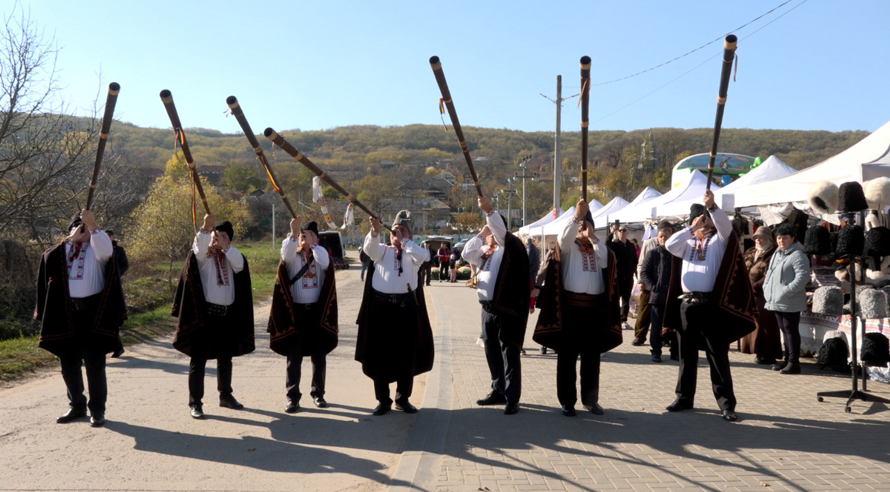 Scoreni - satul butoaielor, în sărbătoare la prima ediție a Festivalului Butoiului