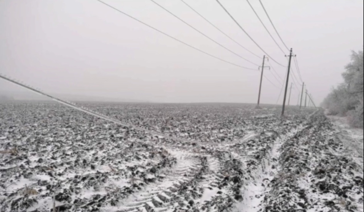 În urma ninsorilor abundente, 40 de localități rămân parțial fără energie electrică