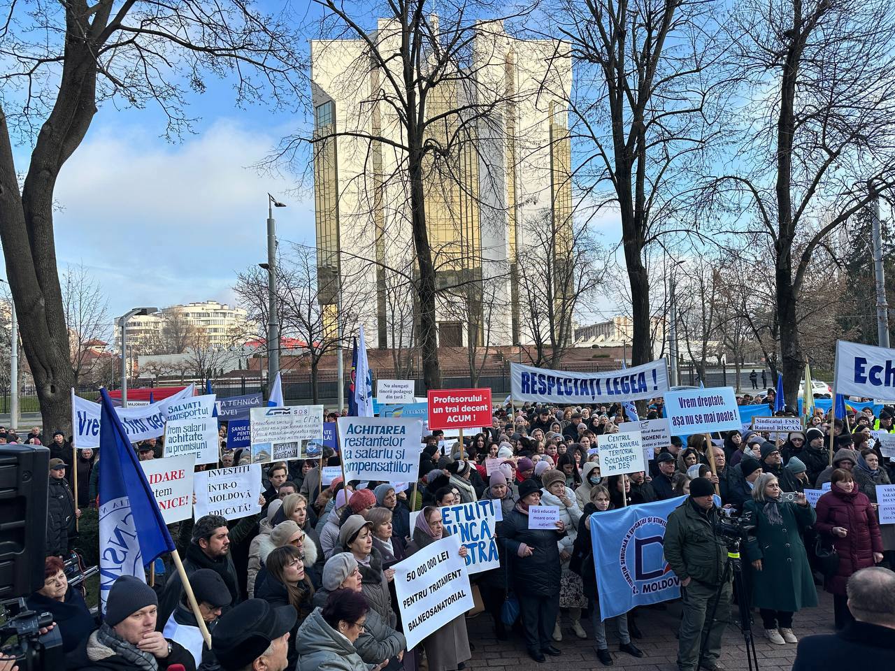 Протест перед парламентом. Профсоюзы требуют повышения зарплат и улучшения условий труда