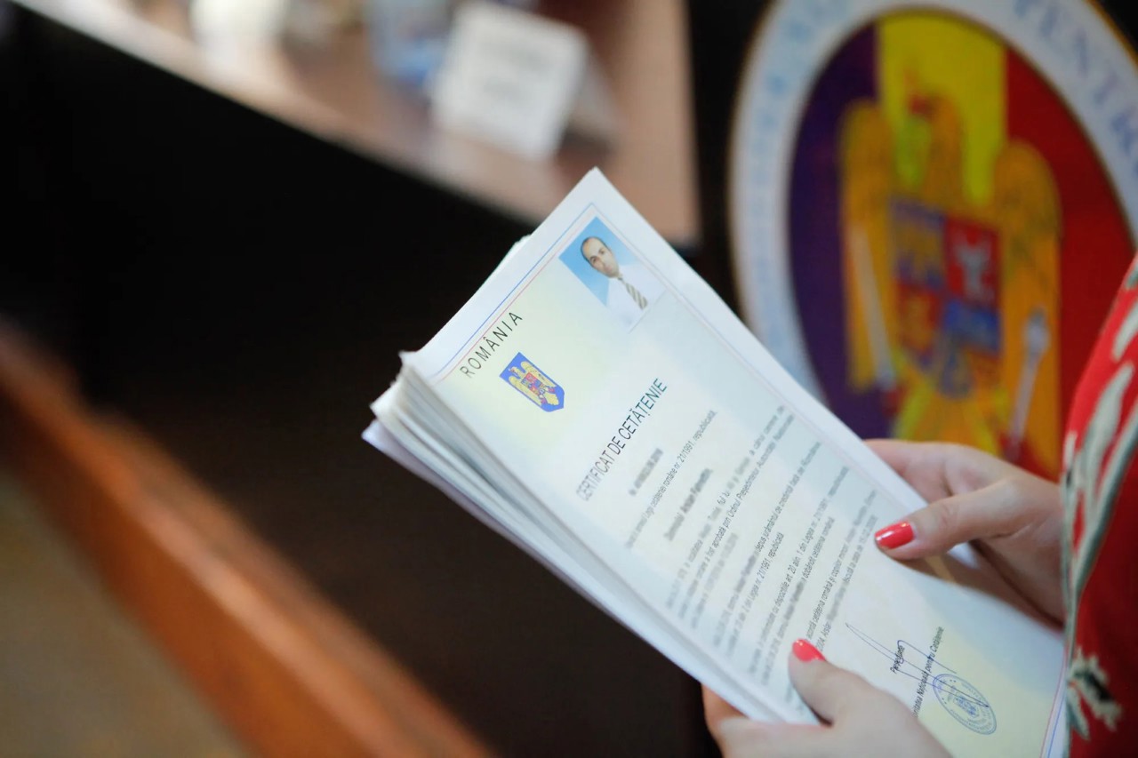 „Vom examina această chestiune”. Premierul Niculescu promite să examineze proiectul PSD care ar putea limita redobândirea cetățeniei române
