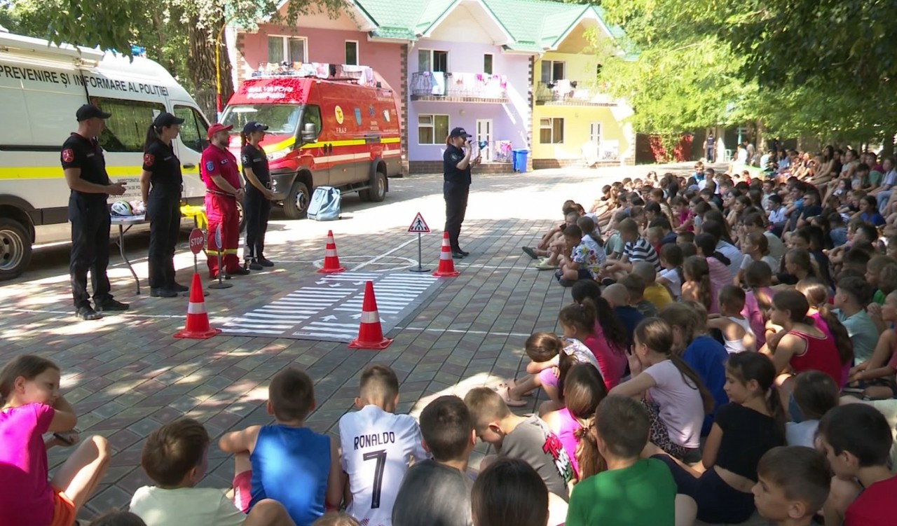 Vacanță în siguranță: carabinieri, polițiști și salvatori, invitați speciali ai copiilor de la tabăra „Zâmbetul" de la Vadul lui Vodă