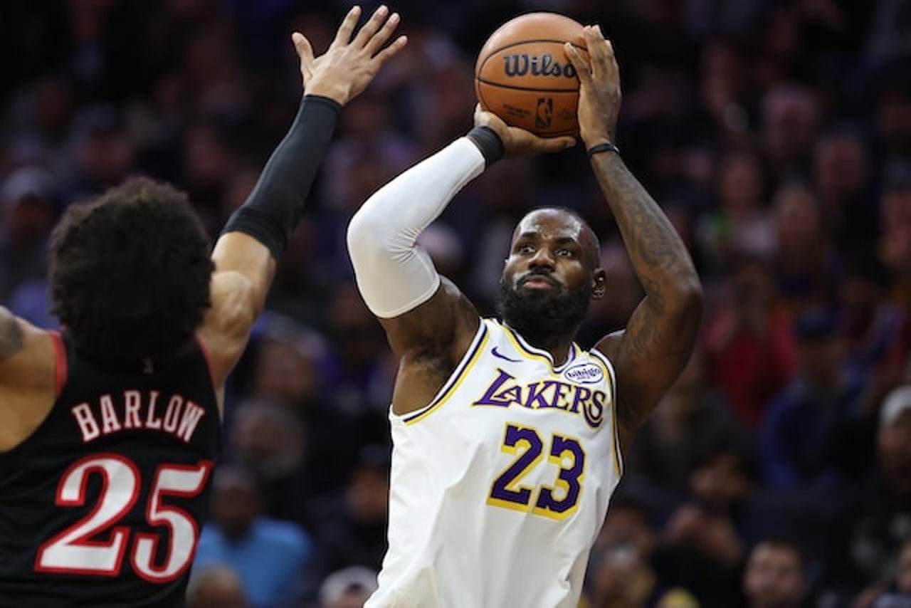 LeBron James strălucește în Liga nord-americană de baschet masculin 