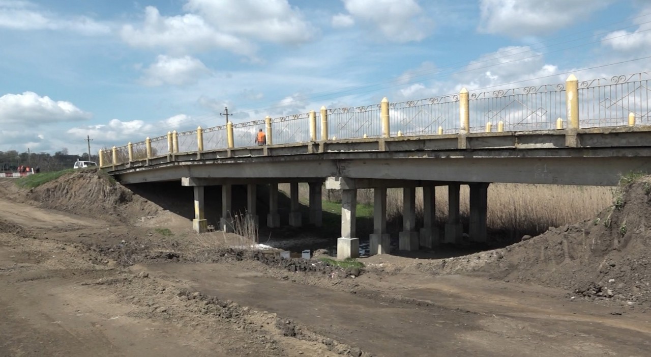 Podul rutier din apropierea localității Corten este reparat capital, după mai bine de o jumătate de secol de exploatare