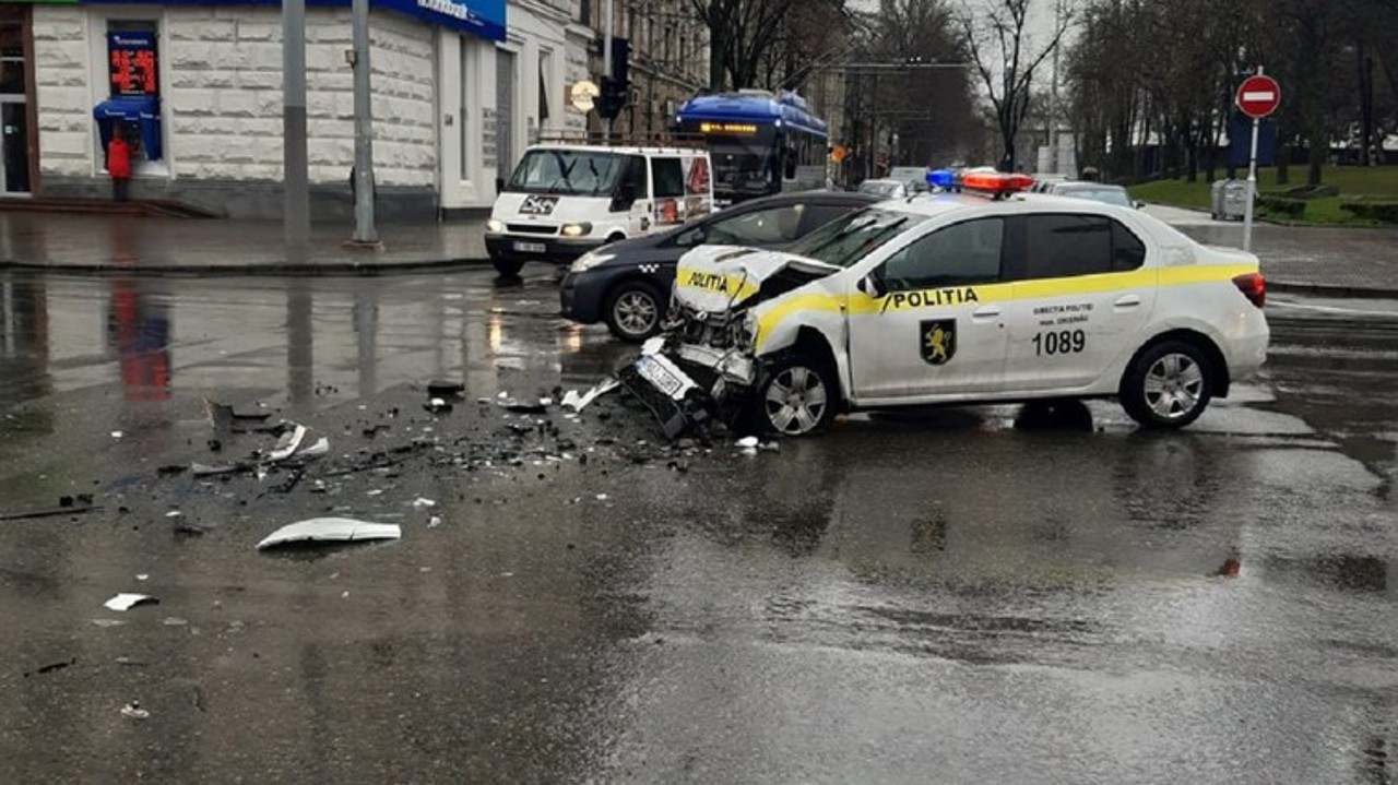 Серьезное ДТП в центре столицы с участием машины полиции и скорой помощи