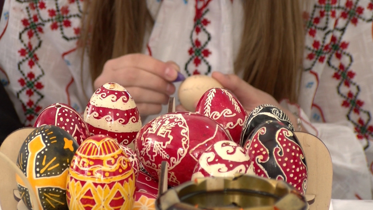 Atelier de încondeiere a ouălor, la un muzeu din capitală: Demonstrație de măiestrie și punte între generații