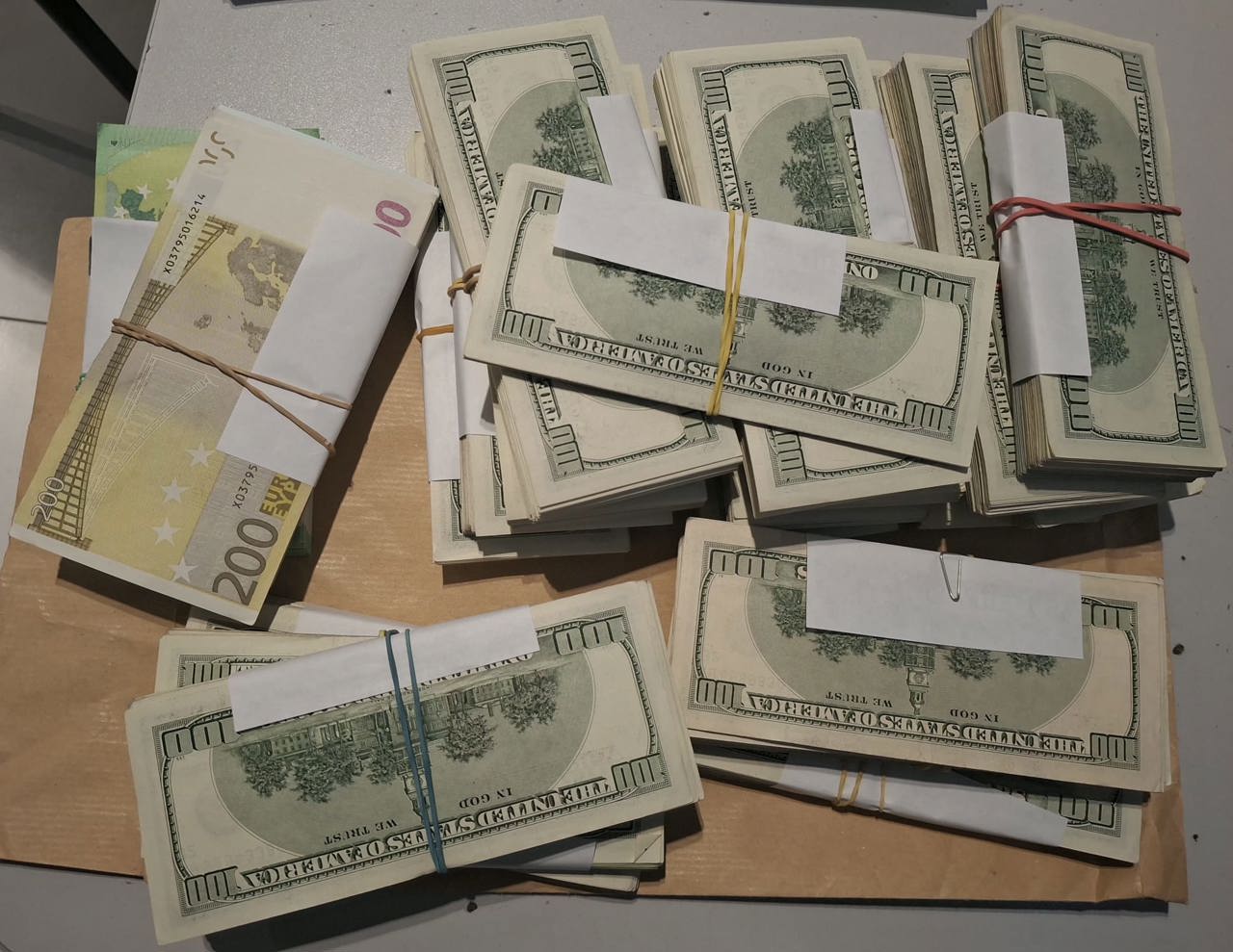 Peste 170 de mii de dolari și 15 mii de euro, reținuți la Aeroportul Internațional Chișinău