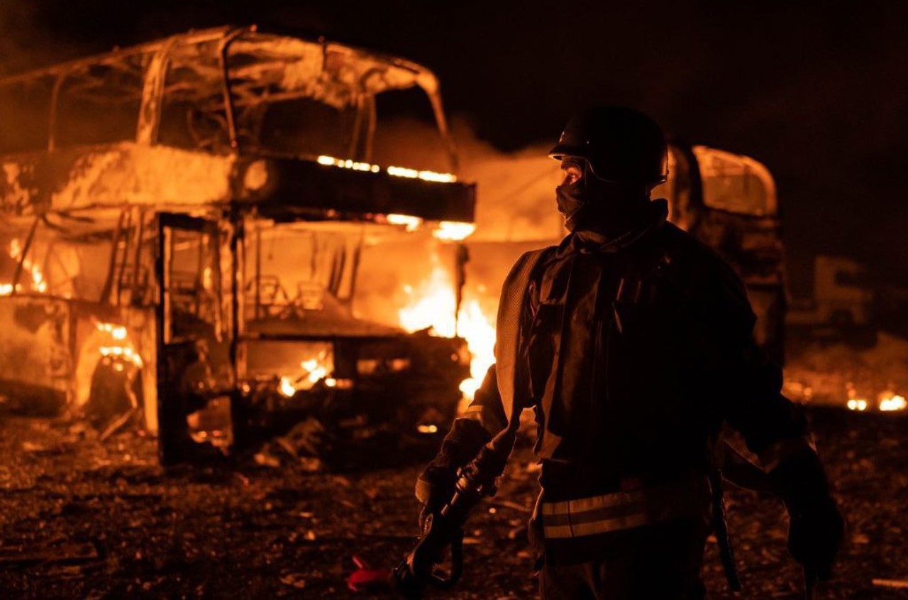 Обстрел Киева баллистическими и крылатыми ракетами: Не менее трех человек ранены, несколько машин уничтожено