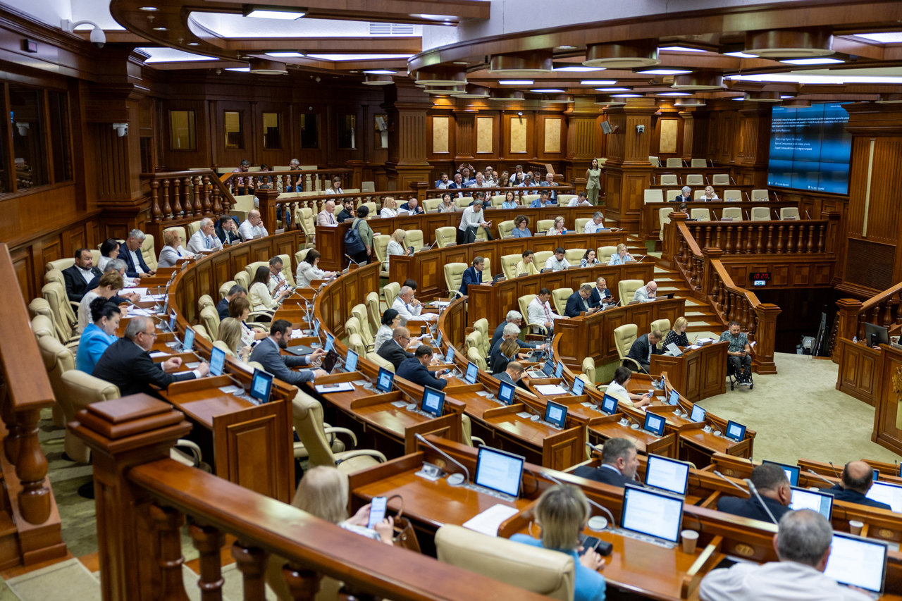 Parlamentul de la Chișinău condamnă agresiunea Rusiei și reafirmă sprijinul pentru Ucraina. Grosu: Suntem alături de poporul ucrainean