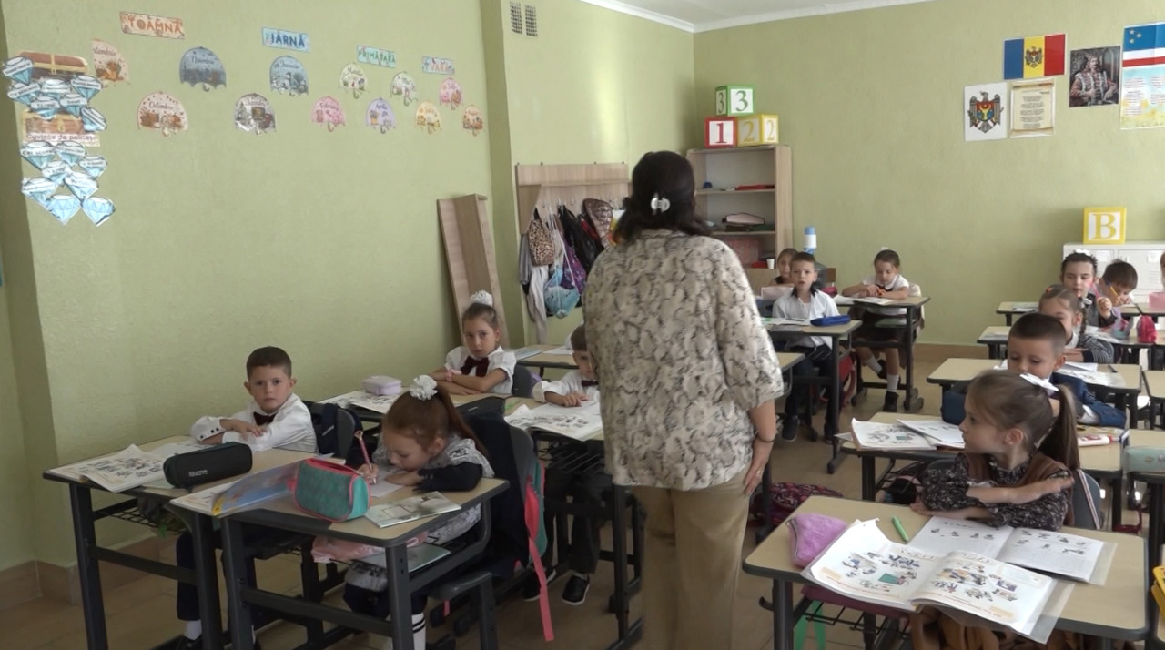 Lipsă de profesori în școlile găgăuze. Unele instituții se bazează pe pensionari și pedagogi care fac naveta