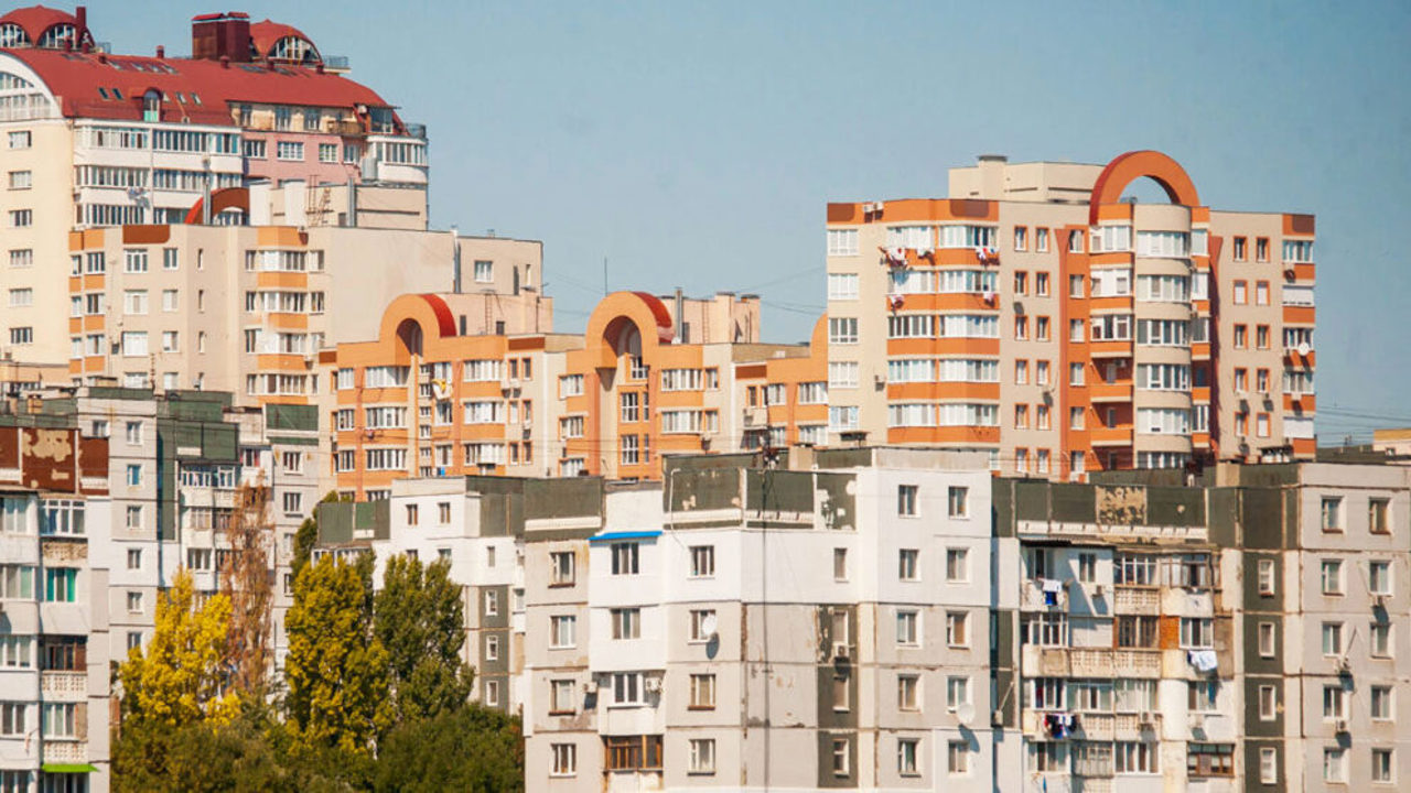 Piața imobiliară, în „echilibru de așteptare”: Nici vânzătorii, nici cumpărătorii nu fac pasul decisiv
