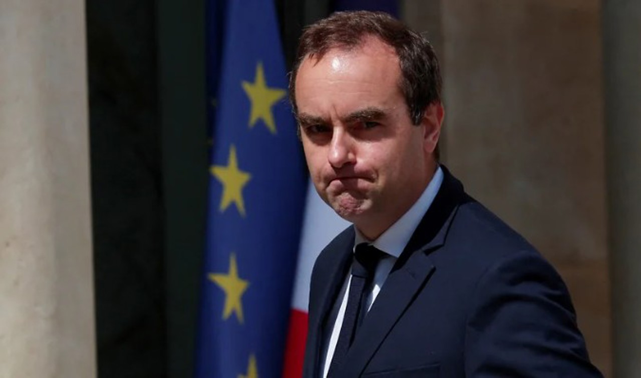 Пробыл в должности меньше месяца: премьер-министр Франции Себастьен Лекорню ушёл в отставку