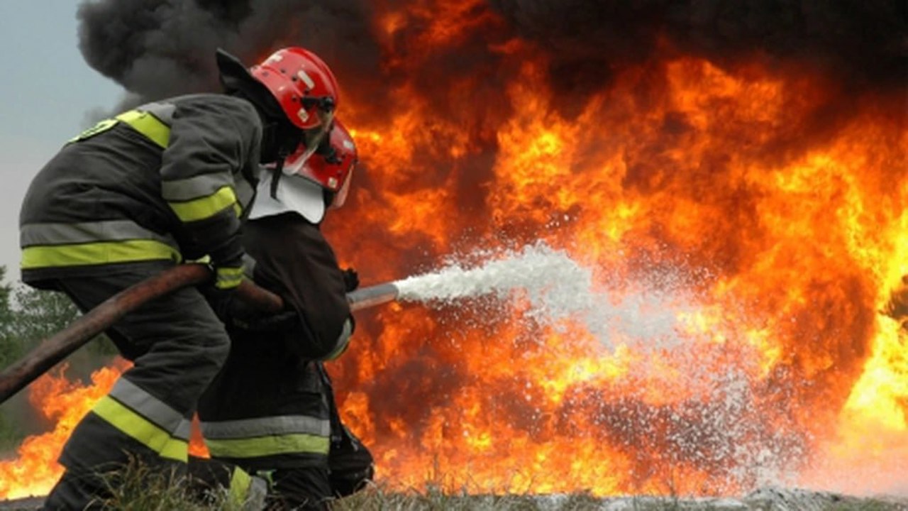 Locomotivă în flăcări pe strada Petricani: Incendiul, stins în mai puțin de 30 de minute