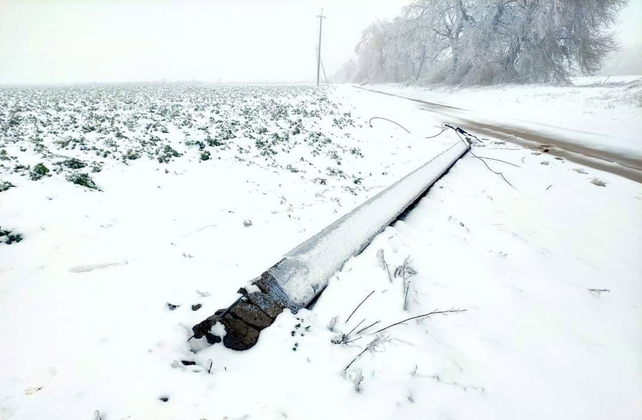 Continuă lucrările de restabilire a rețelelor afectate de intemperii: Cetățenii sunt îndemnați să fie atenți la firele electrice căzute