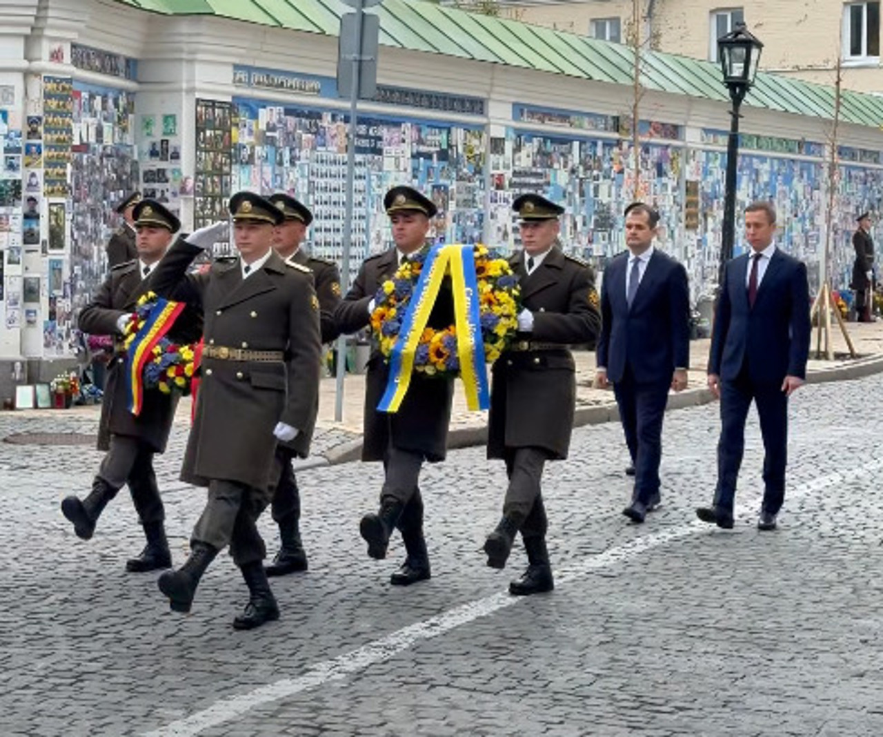 Vasile Tofan a depus flori la Zidul Memoriei din Kiev: „Reconfirm sprijinul ferm al Republicii Moldova” 