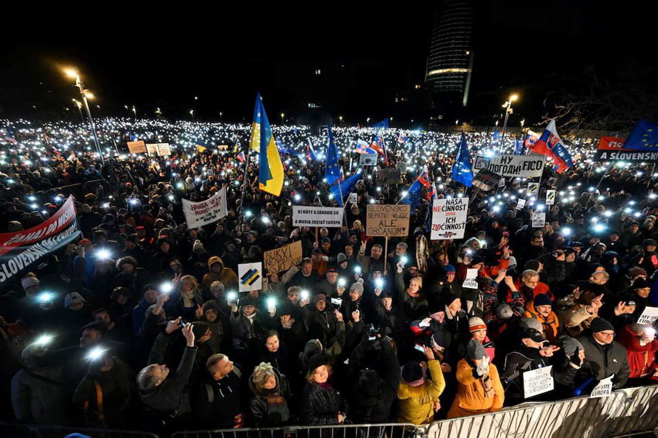 Protestele au izbucnit din nou în Slovacia din cauza poziției pro-Moscova a lui Fico