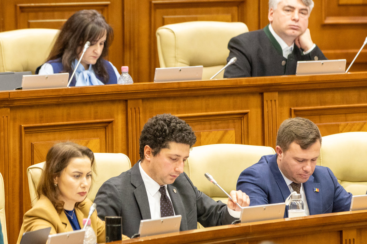  Deputații au votat majorarea plafonului TVA  la 1.7 milioane de lei