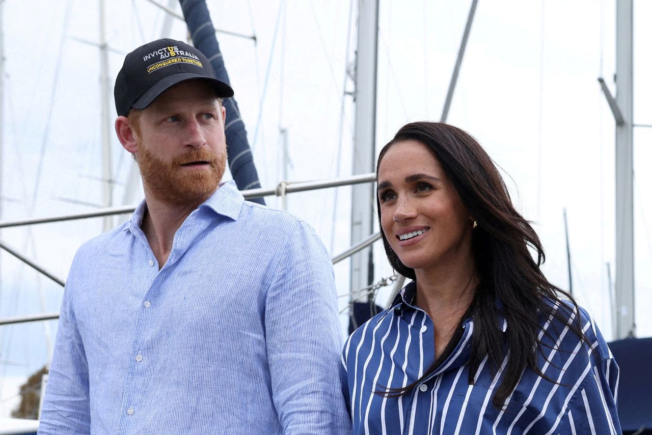 Întoarcere neașteptată în Regatul Unit: Cuplul Harry și Meghan Markle revine în calitate de „simpli cetățeni”