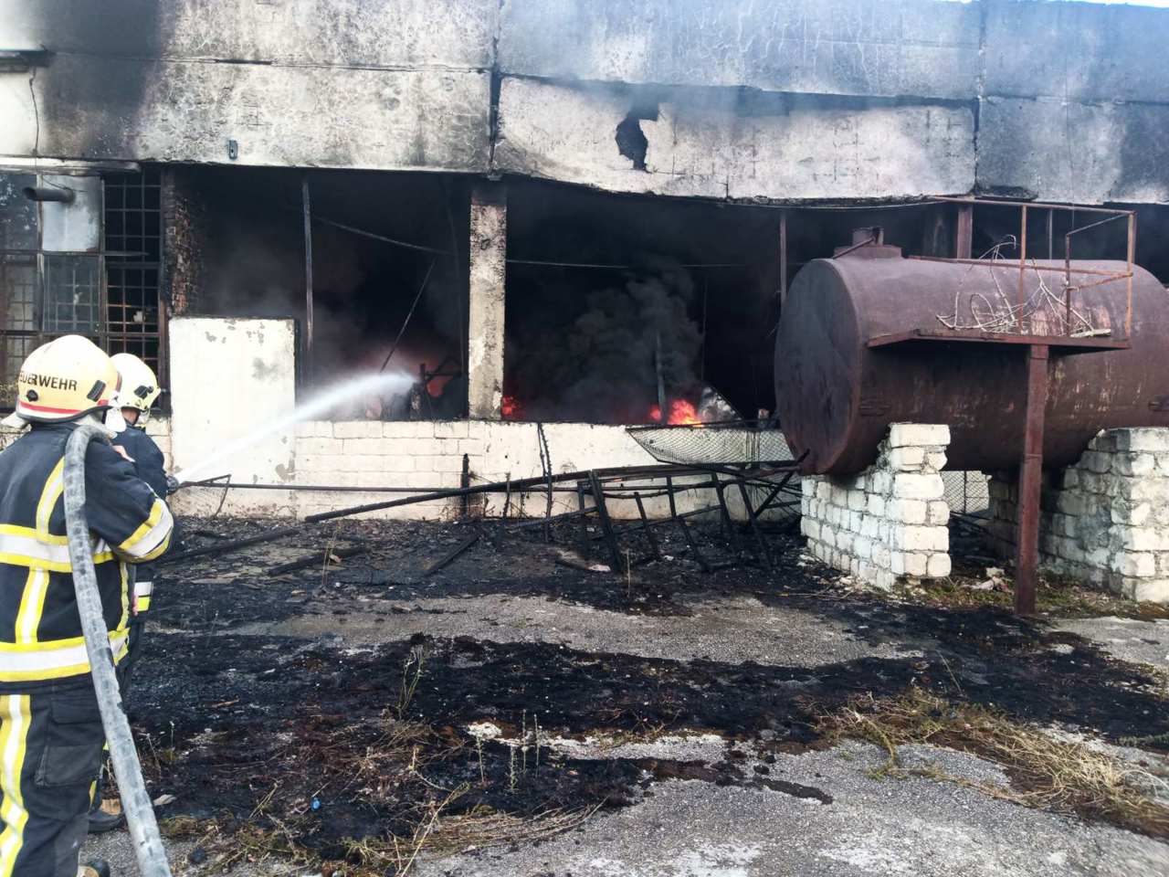 Incendiu în raionul Edineț: Un depozit de peste 4000 de metri pătrați, cuprins de flăcări