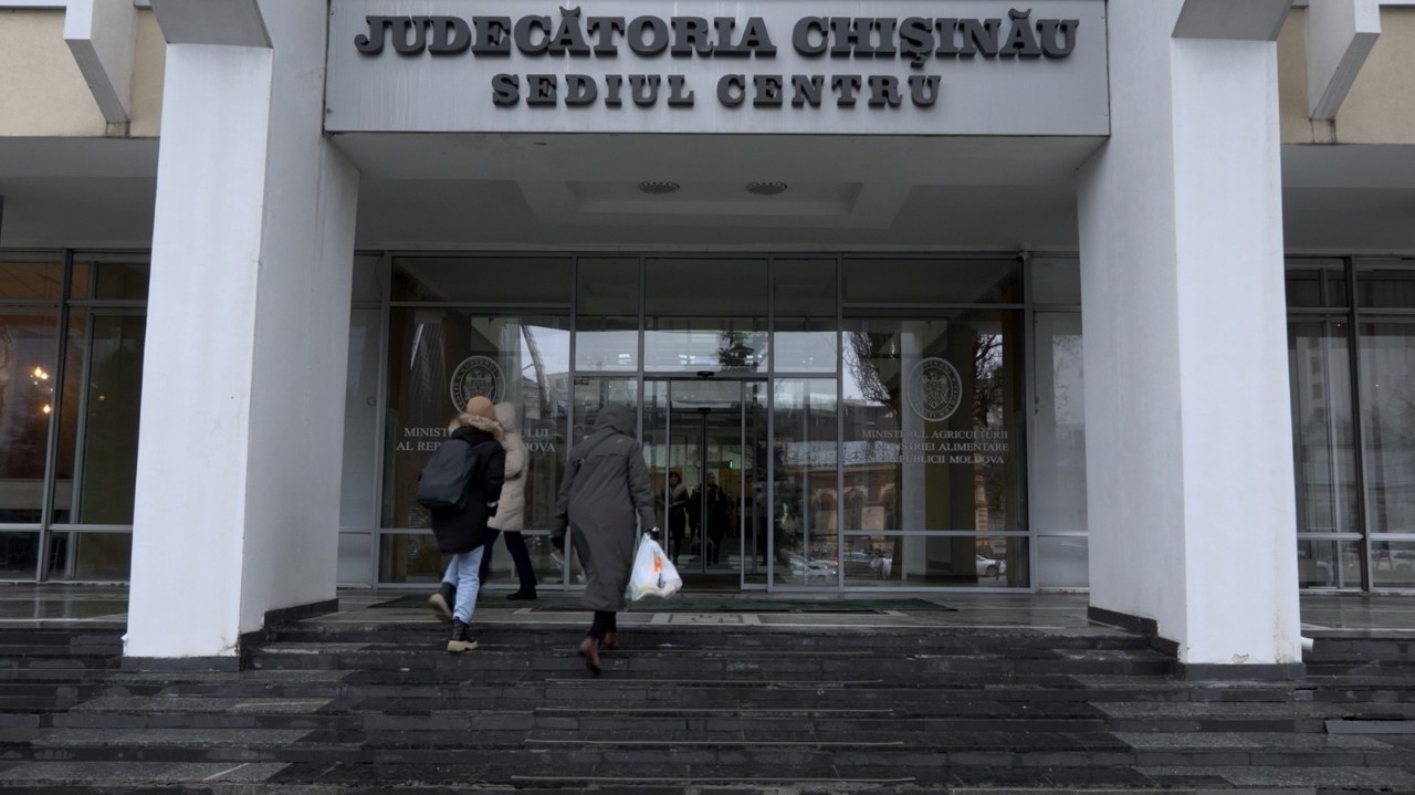 Femeia care a agresat o judecătoare în instanță, reținută pentru 72 de ore