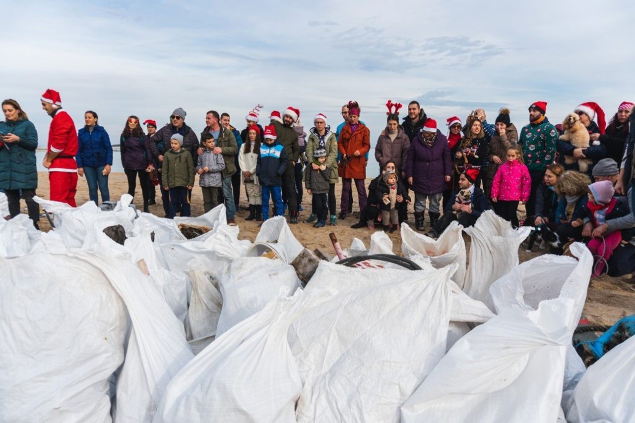 Santa Claus with garbage bags leads holiday cleanup on Bulgarian beaches